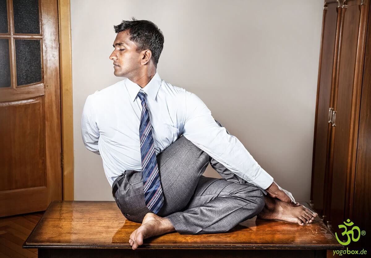 Entspannt arbeiten: Yoga im Büro