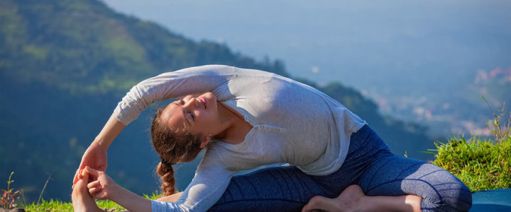 Parivritta Janu Shirshasana: die umgekehrte Kopf zum Knie-Pose Parivritta Janu Shirshasana: die umgekehrte Kopf zum Knie-Pose