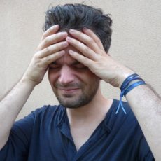 5 hilfreiche Yoga Übungen gegen Kopfschmerzen und Migräne 5 hilfreiche Yoga Übungen gegen Kopfschmerzen und Migräne