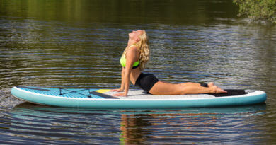Was ist SUP-Yoga und wann können die Asanas auf dem Wasser helfen?