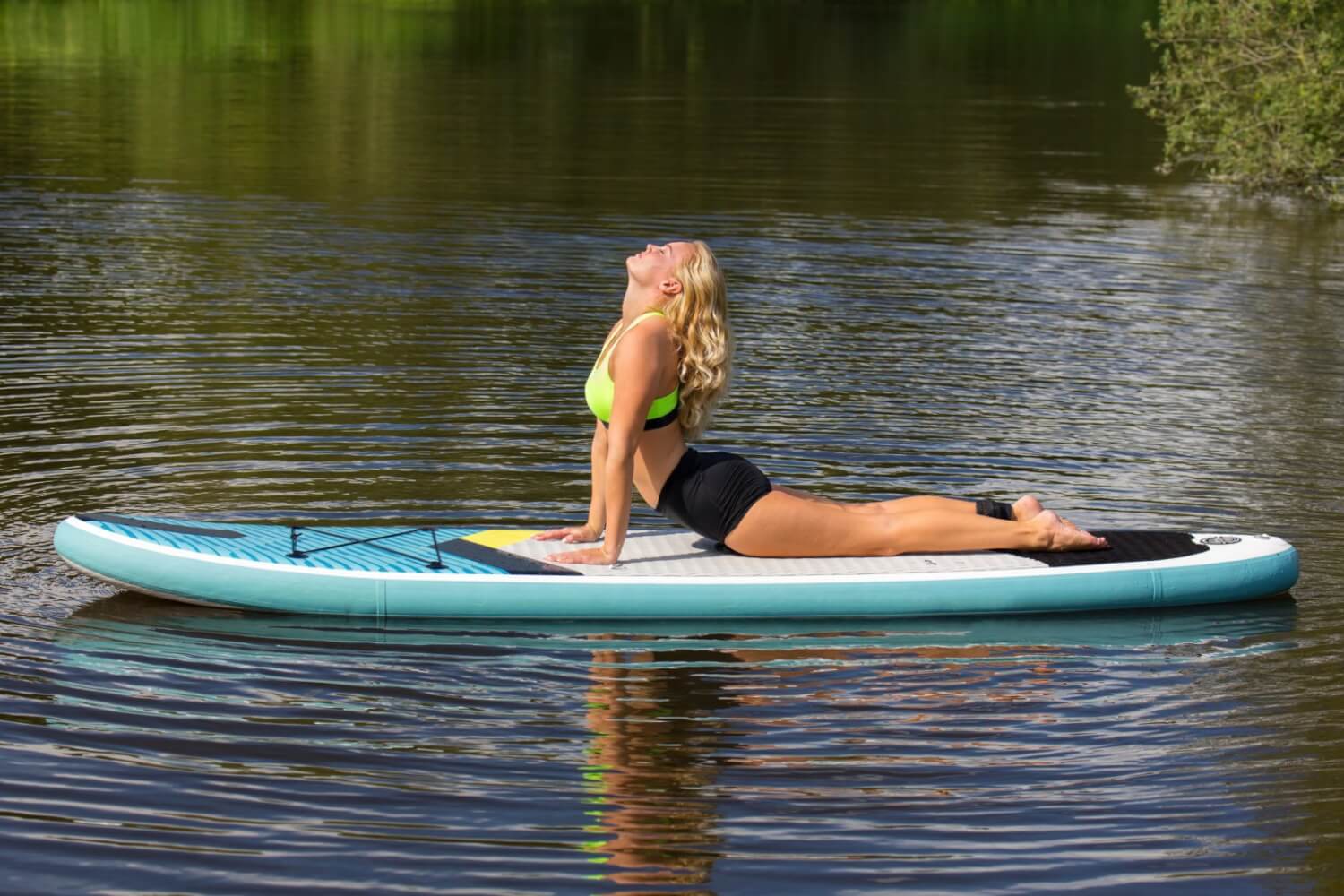 Was ist SUP-Yoga und wann können die Asanas auf dem Wasser helfen?