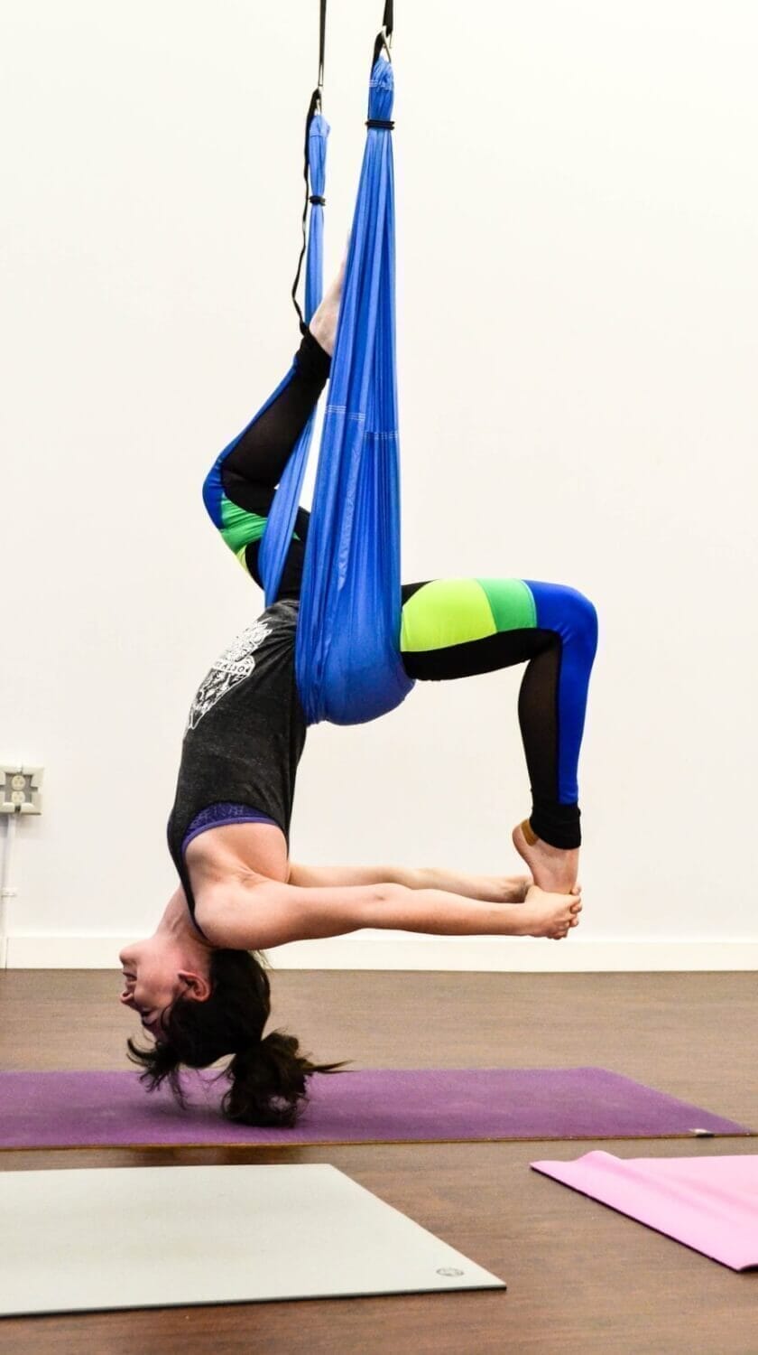 Aerial Yoga: die Kunst sich im Tuch fallen zu lassen - yogabox