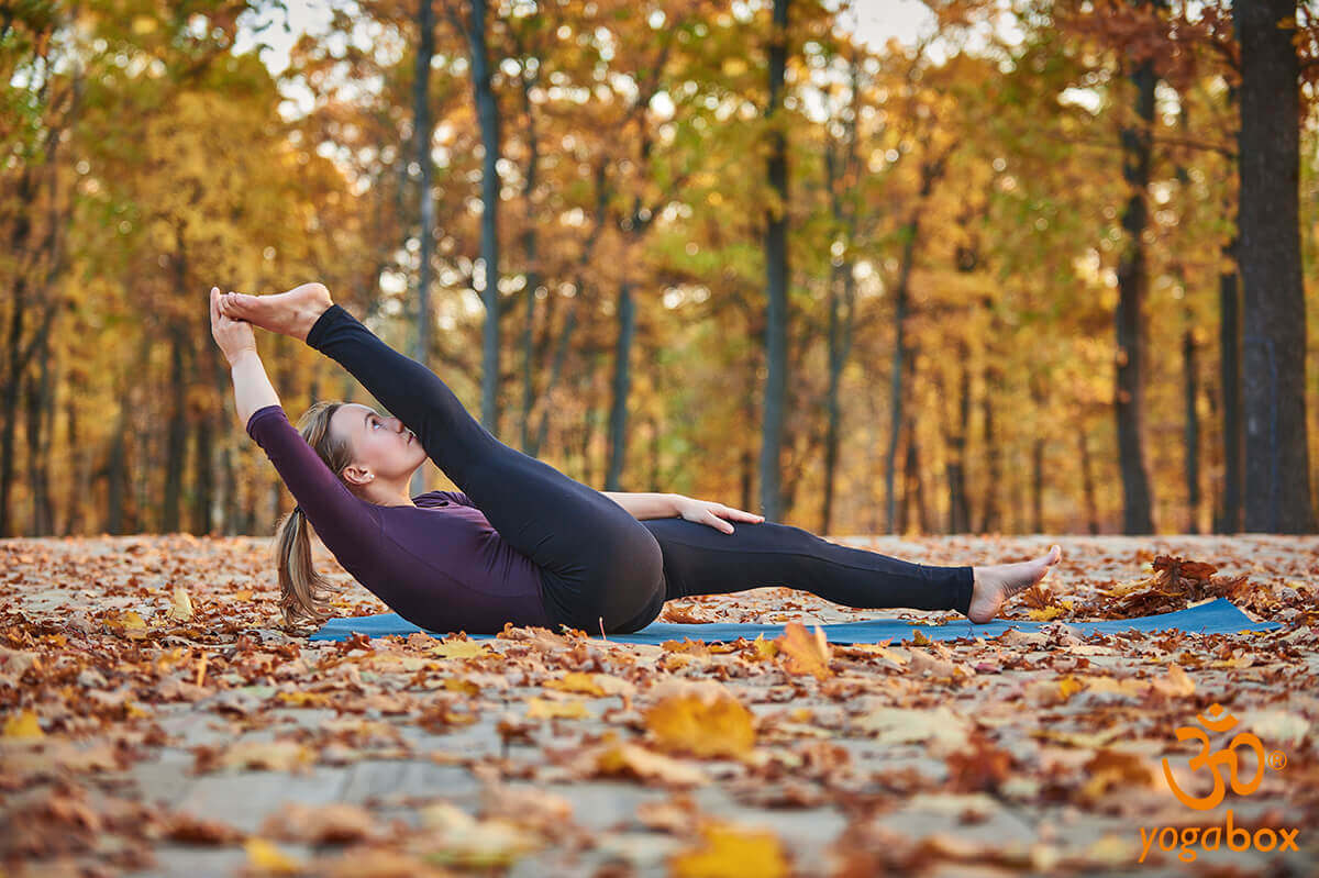 Supta Padangusthasana: intensive Beindehnung im Liegen