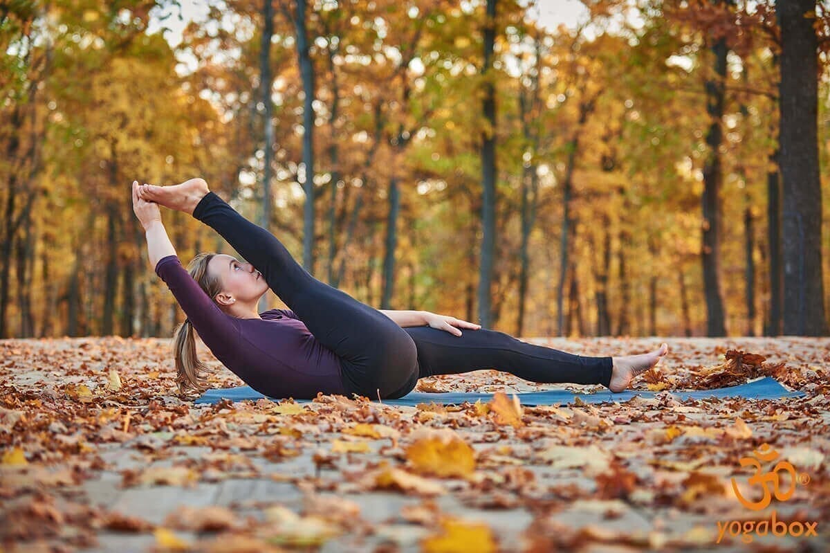 Supta Padangusthasana: intensive Beindehnung im Liegen - yogabox