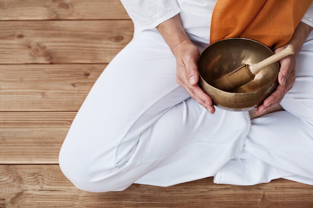 Vom Kopf in den Körper: Wie pflanzliche Öle deine Yoga-Praxis zu einem Ritual der Achtsamkeit machen - yogabox