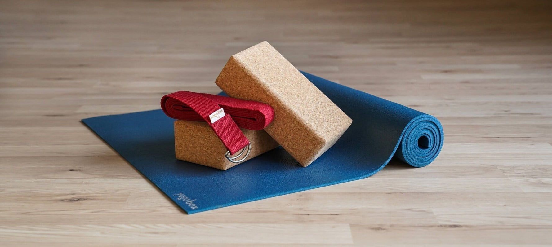 Yoga-Hilfsmittel: Was wirklich hilft und was im Regal verstaubt - yogabox